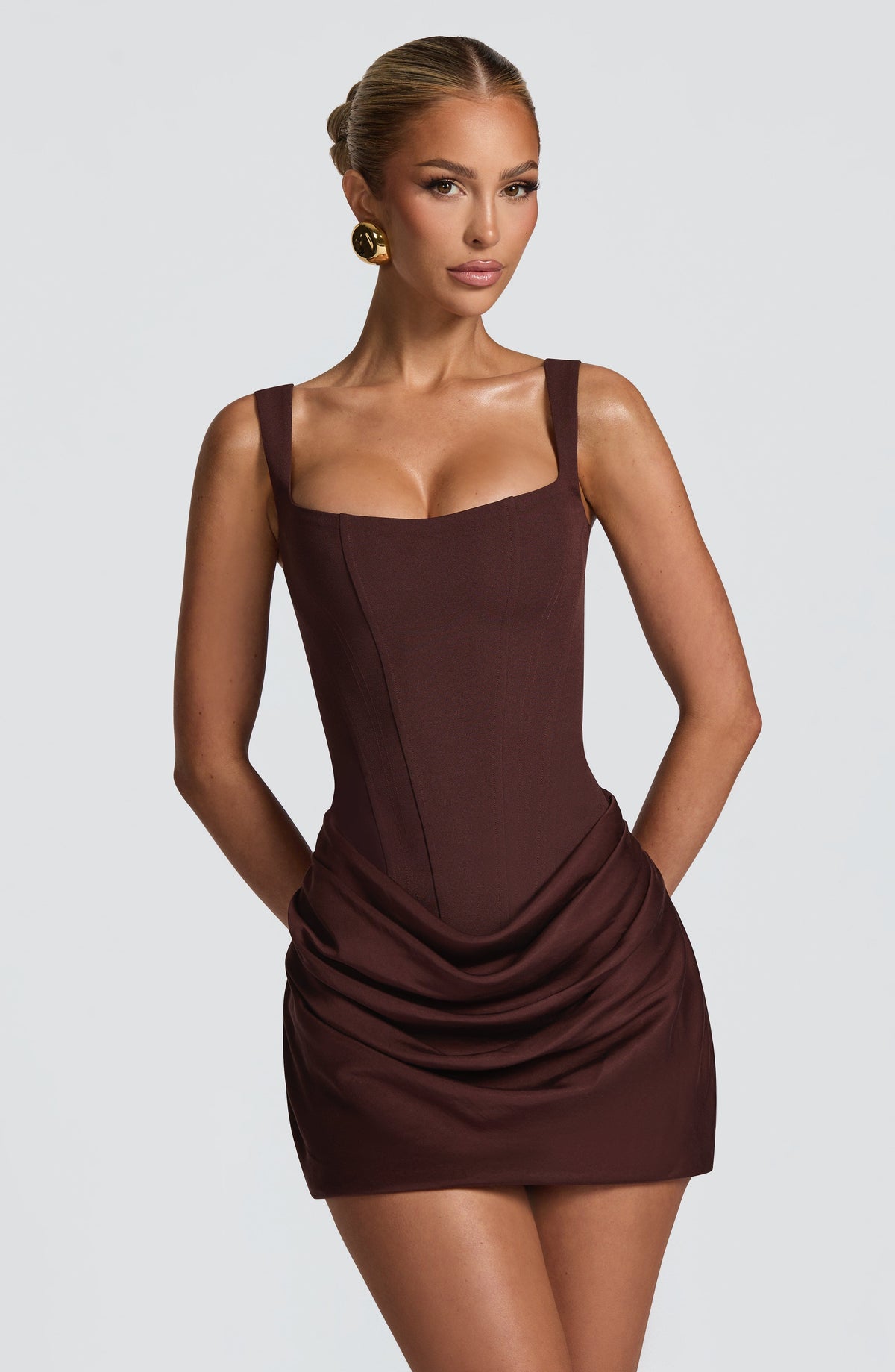 ARIELLA | Elegantes Mini Kleid mit Korsagen-Design – Pflaumenbraun