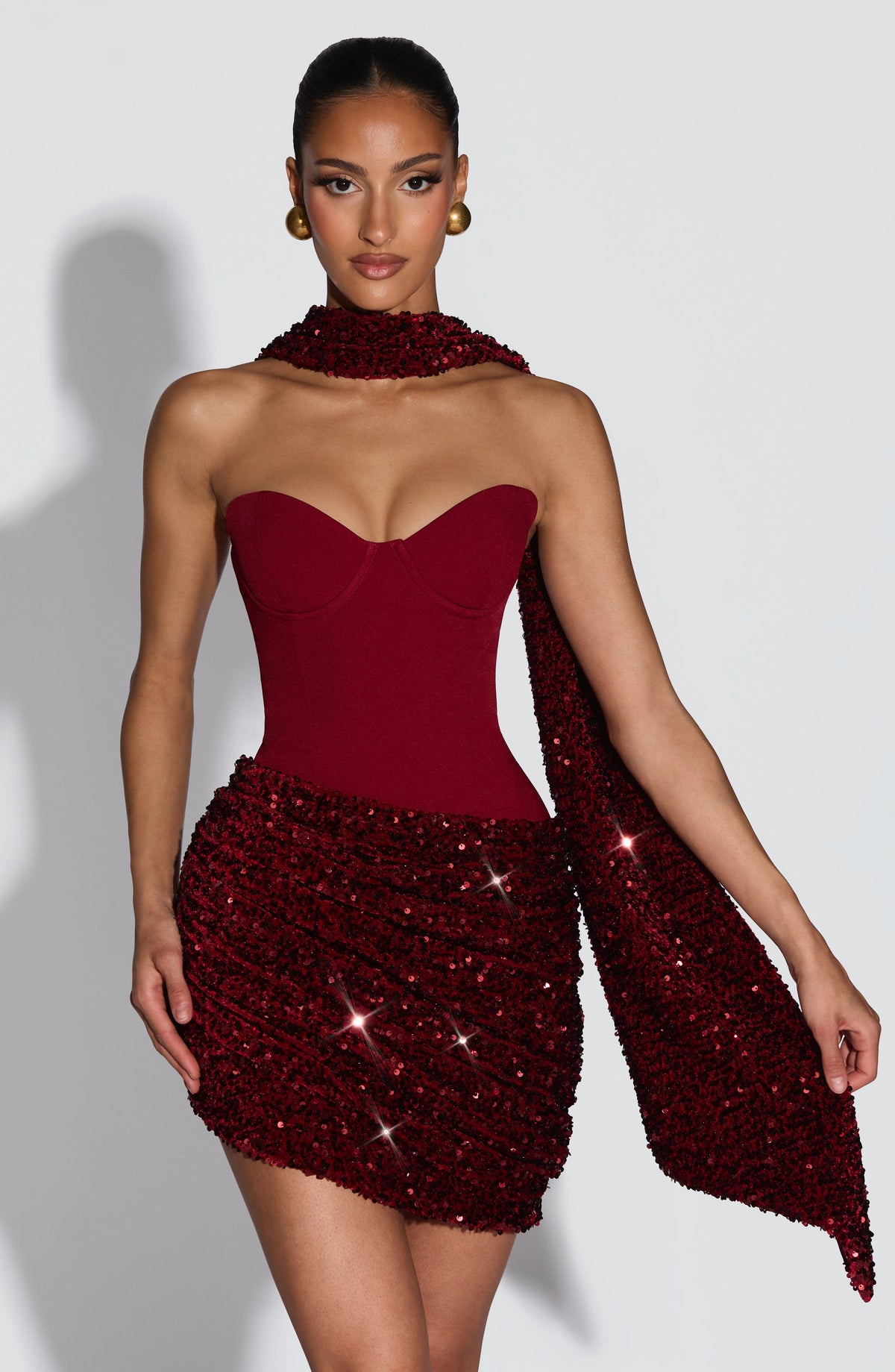 ODETTE | Elegantes Mini Kleid mit Pailletten-Samtrock – Weinrot