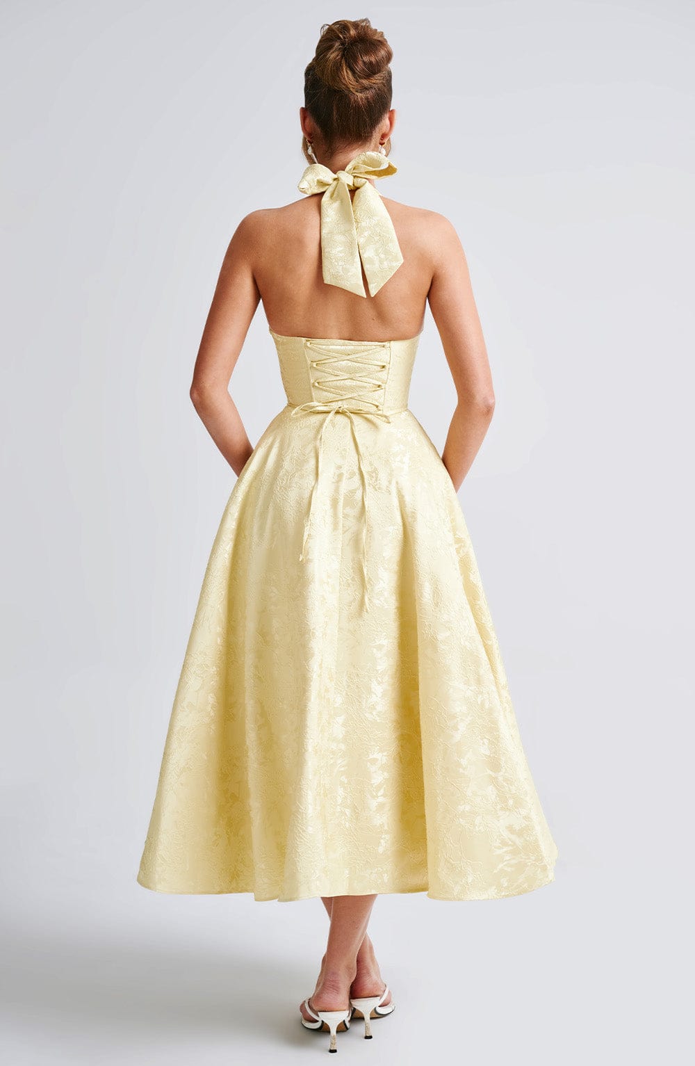 EVELINA | Elegantes Midi Kleid mit floraler Jacquard-Struktur – Lemon