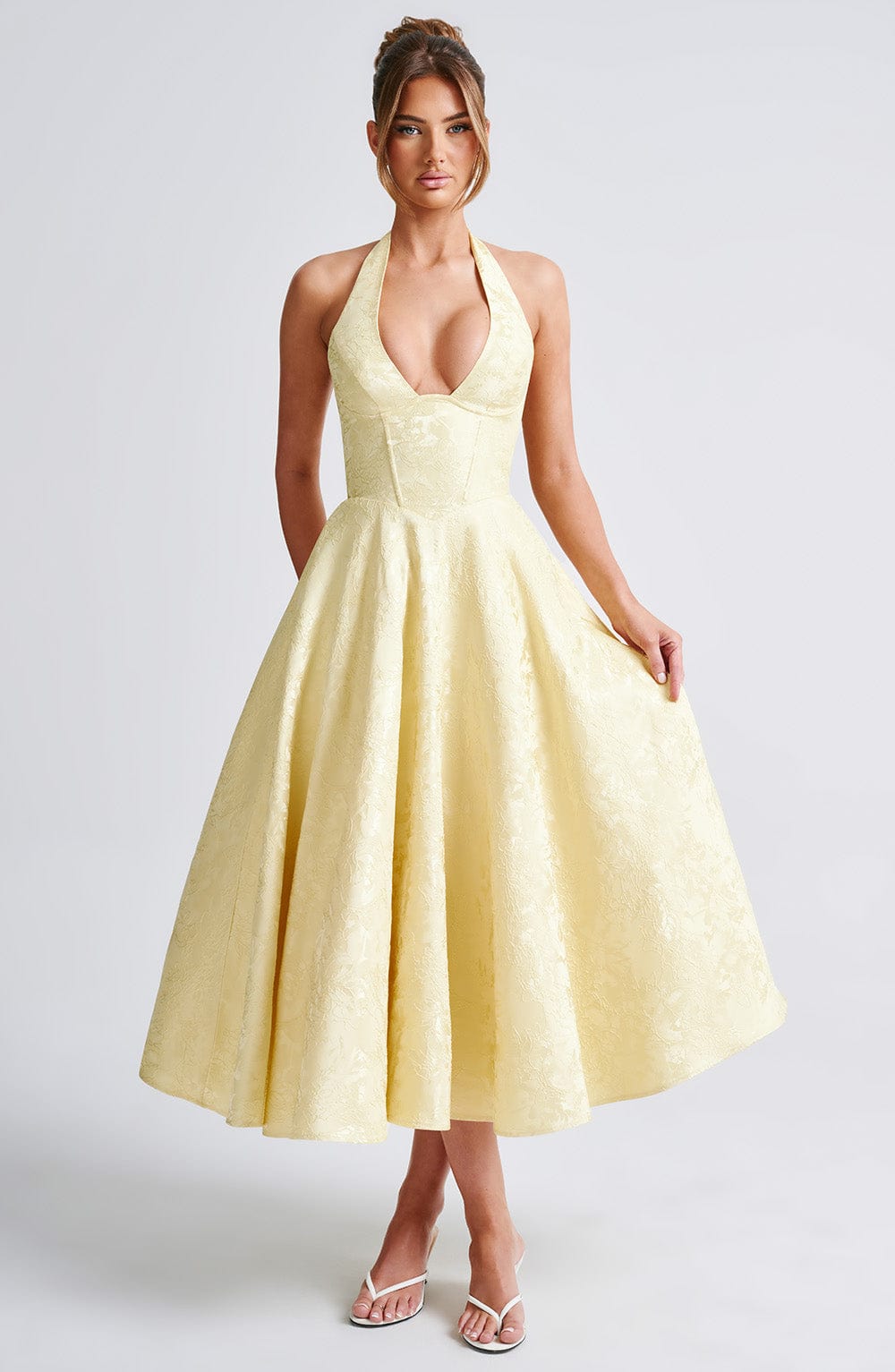 EVELINA | Elegantes Midi Kleid mit floraler Jacquard-Struktur – Lemon