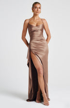 VIVIENNE | Elegantes Satin-Maxikleid – Pflaumenbraun