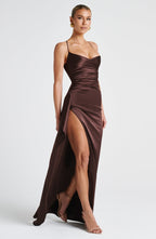 VIVIENNE | Elegantes Satin-Maxikleid – Pflaumenbraun