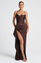 VIVIENNE | Elegantes Satin-Maxikleid – Pflaumenbraun