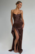 VIVIENNE | Elegantes Satin-Maxikleid – Pflaumenbraun