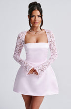 LILIANA | Elegantes Satin Mini Kleid mit Spitzenärmeln – Blush