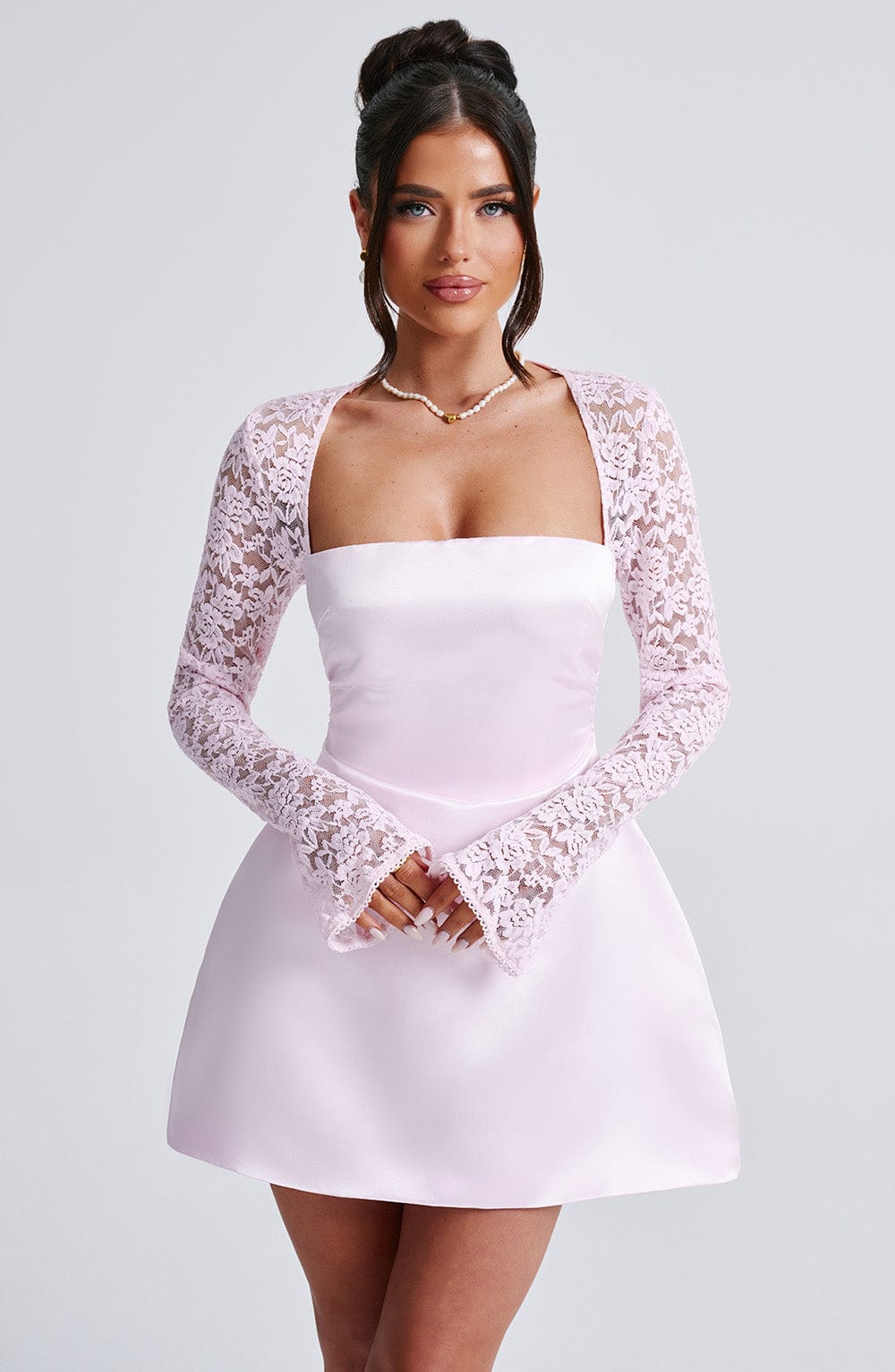 LILIANA | Elegantes Satin Mini Kleid mit Spitzenärmeln – Blush