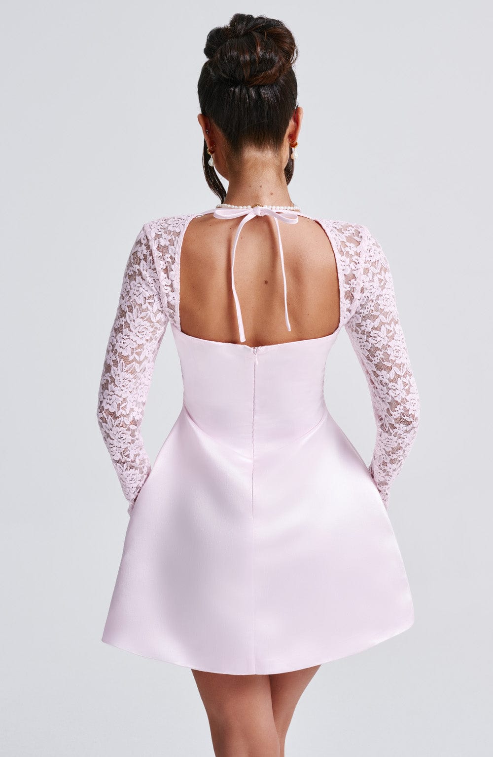 LILIANA | Elegantes Satin Mini Kleid mit Spitzenärmeln – Blush