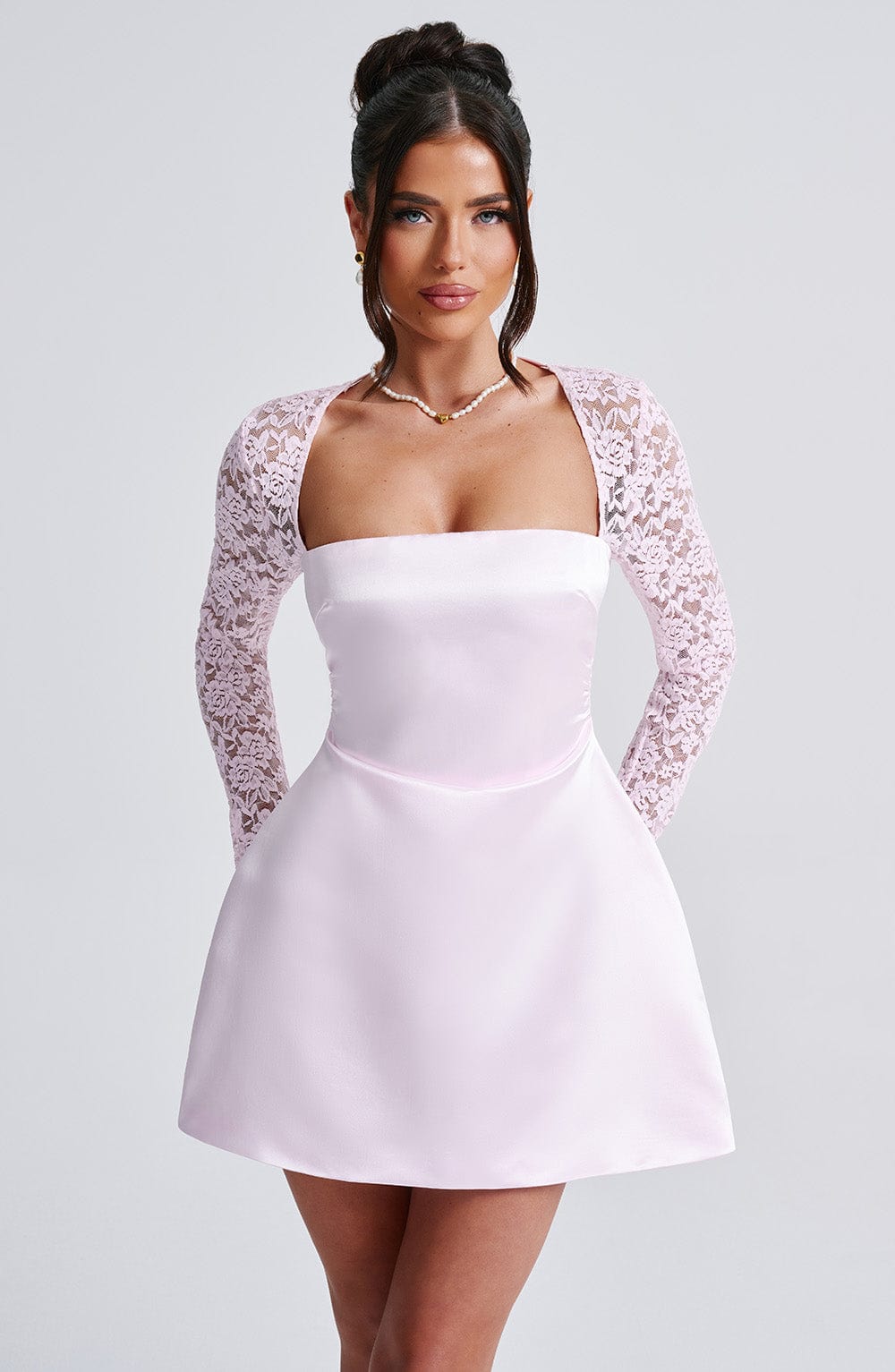 LILIANA | Elegantes Satin Mini Kleid mit Spitzenärmeln – Blush