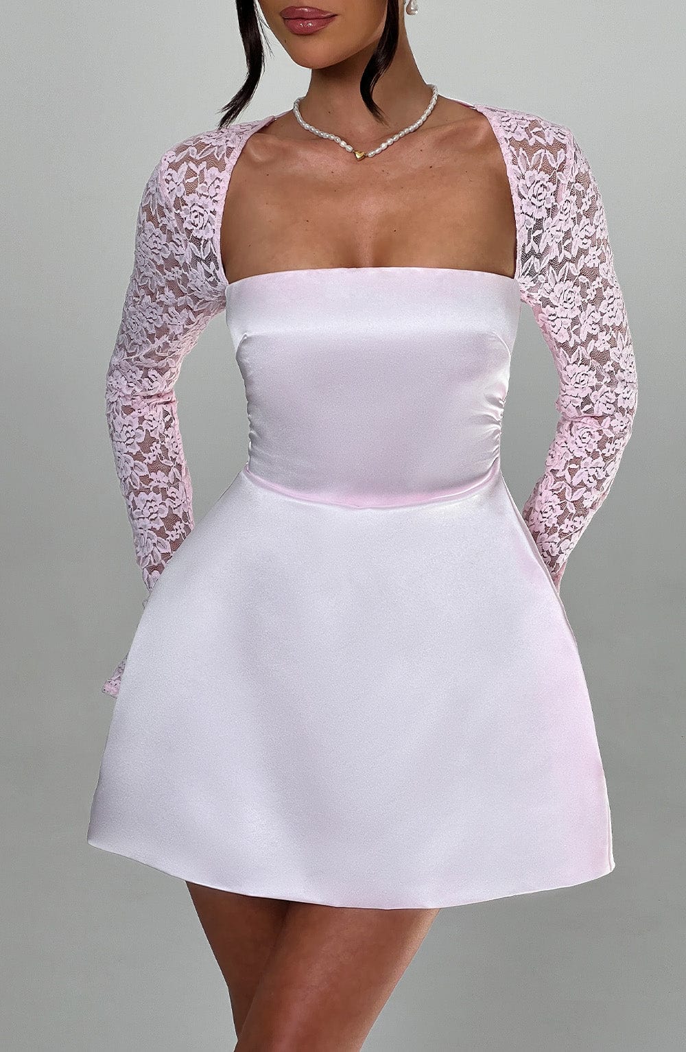 LILIANA | Elegantes Satin Mini Kleid mit Spitzenärmeln – Blush