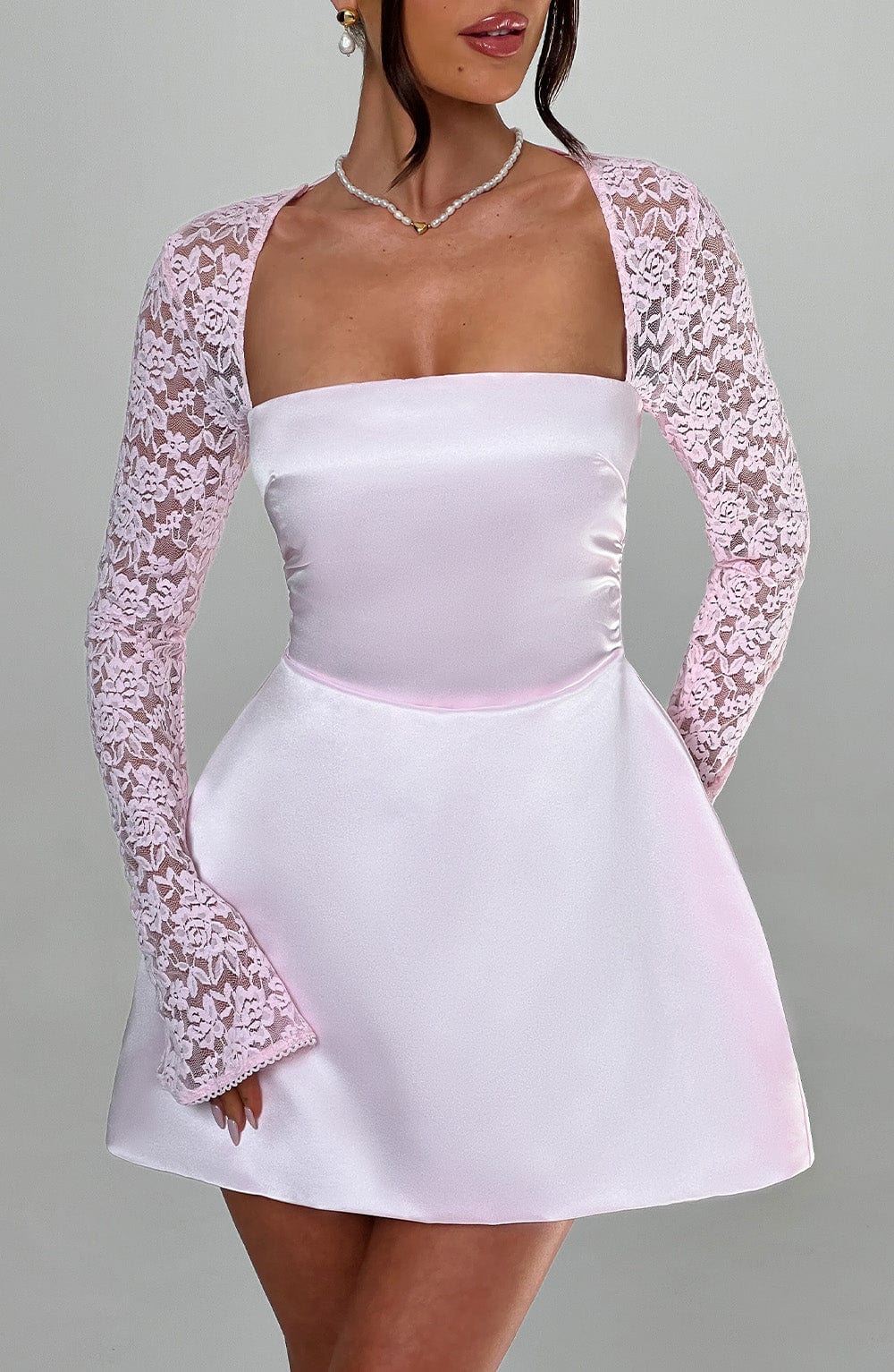 LILIANA | Elegantes Satin Mini Kleid mit Spitzenärmeln – Blush