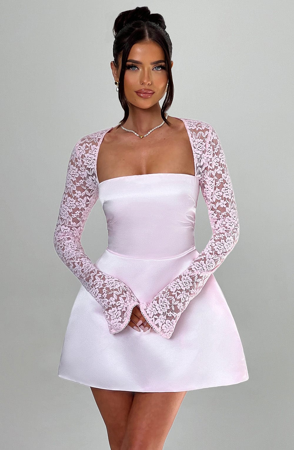 LILIANA | Elegantes Satin Mini Kleid mit Spitzenärmeln – Blush