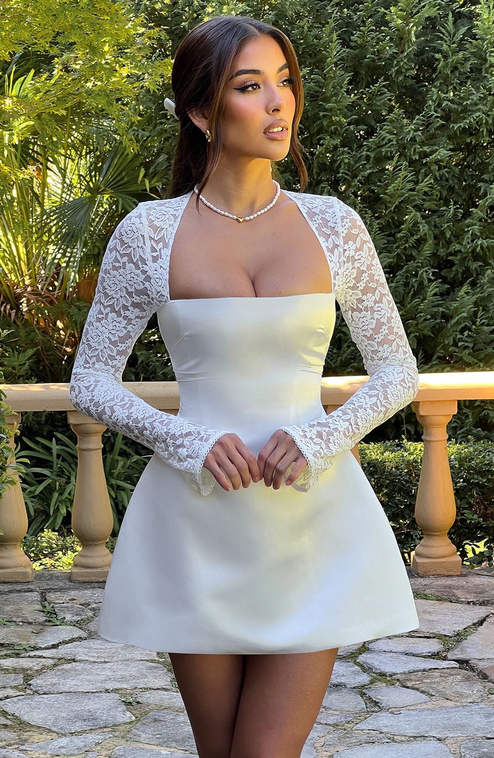 LILIANA | Elegantes Satin Mini Kleid mit Spitzenärmeln – Ivory