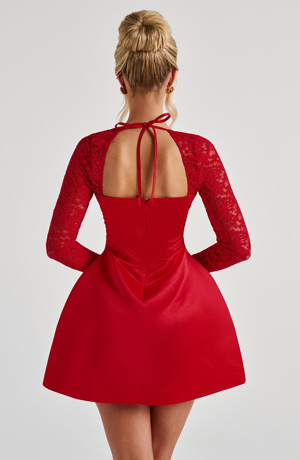 LILIANA | Elegantes Satin Mini Kleid mit Spitzenärmeln – Rot